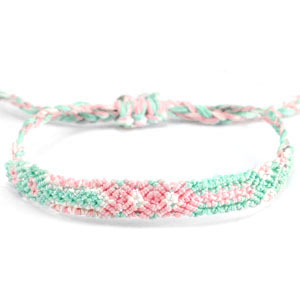 Friendship-  vriendschapsbandje. Trendy armbandje / enkelbandje Brazilian style Pastel groen/roze