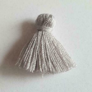 Kwastje / tassel 15 tot 20 mm Licht grijs