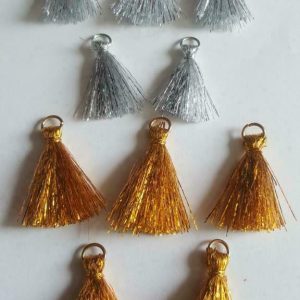 Kwastje / tassel ongeveer 20 mm groot. Zilverkleur.