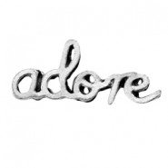 Hanger tekst : “Adore” . 20 x 8 mm. Antiek zilverkleur.