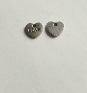 Bedel hart met tekst “love” 9 x 10 mm. Zilverkleurig.