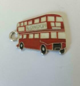 Hanger “Engelse bus”. 21 x 27 mm. Zilverkleurig / rood