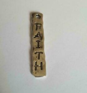 Hanger tekst : “Faith” 7 x 39 mm. Zilverkleurig.