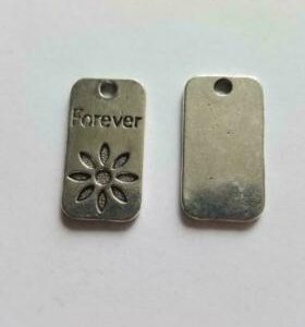 Tag 12 x 23 mm bloem “forever”. Zilverkleurig.