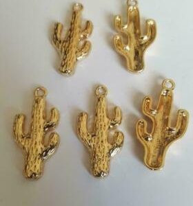 Bedel cactus 26 x 13 mm. Goudkleurig