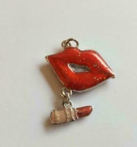 Hanger epoxy mond rood met lipstick 25 x 30 mm.