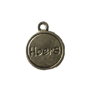 Bedel rond met tekst: “Hoera”. 13 x 16 mm. Zilverkleurig.