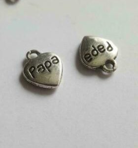 Bedel hart “Papa” 10 x 12 mm. Zilverkleurig.