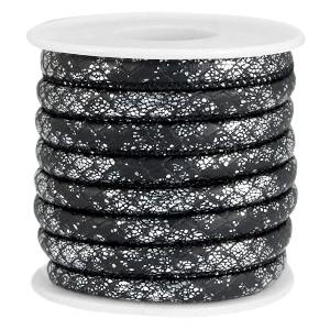 Gestikt imi leer 6 x 4 mm. Reptile black silver metallic. Per 20 cm