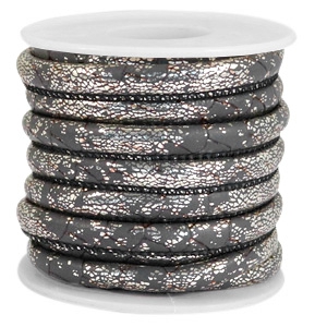 Gestikt imi leer 6 x 4 mm.Reptile dark grey silver metallic . Per 20 cm