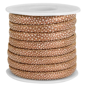 Gestikt imi leer 6 x 4 mm. Lizard brown rose metallic. Per 20 cm